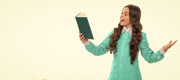 Niño feliz leer el libro de la escuela en voz alta con expresión aislada en el espacio de copia de la literatura blanca