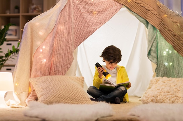 Un niño feliz leyendo un libro en una tienda para niños en casa