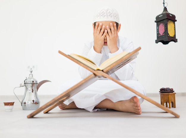 Niño feliz con linterna de Ramadán