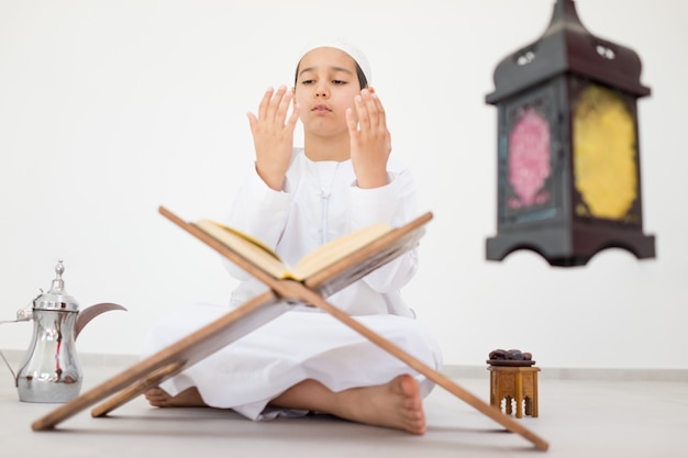 Niño feliz con linterna de Ramadán