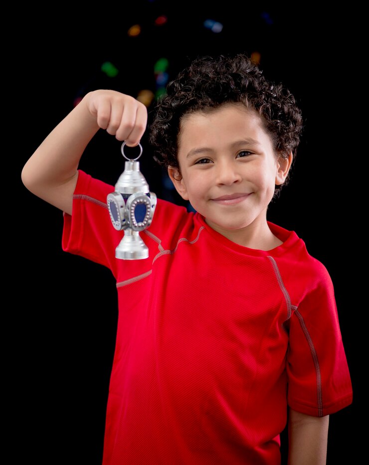 Niño feliz con linterna tradicional de Ramadán