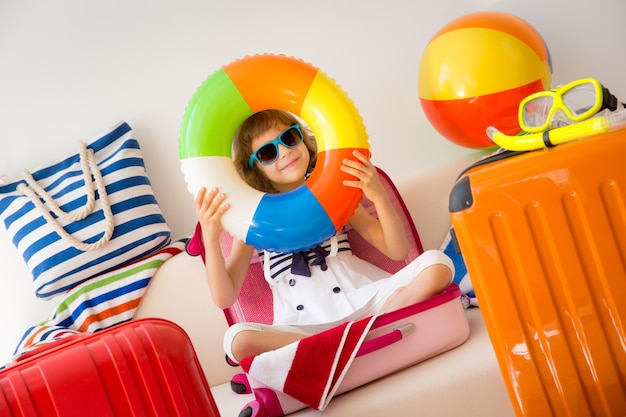 Foto niño feliz listo para unas vacaciones de verano niño divirtiéndose en casa