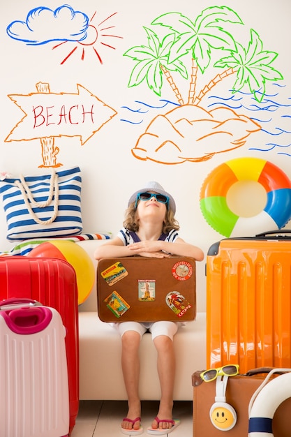 Foto niño feliz listo para unas vacaciones de verano niño divirtiéndose en casa