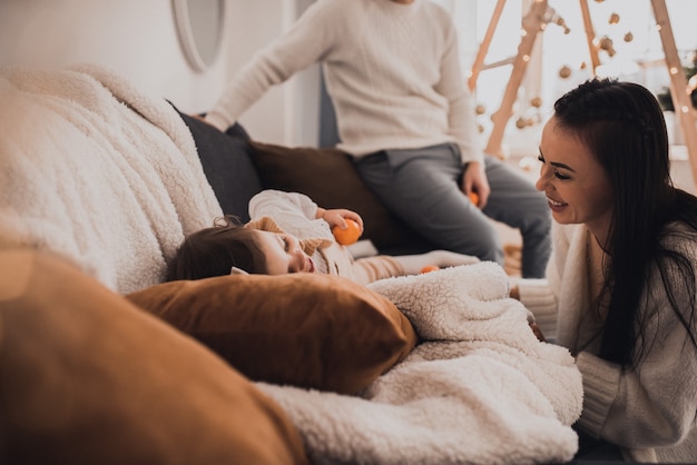 Niño feliz con madre