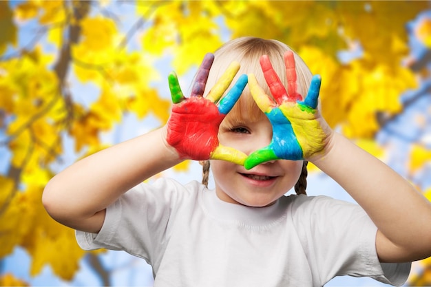 Niño feliz con manos pintadas