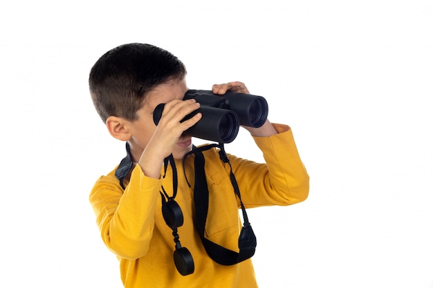 Niño feliz mirando a través de binoculares