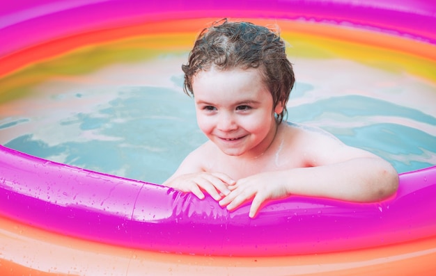 Niño feliz nadando en una piscina. Niña divirtiéndose en la piscina. Niño feliz divirtiéndose en la piscina en un día soleado. Niño divirtiéndose en verano.