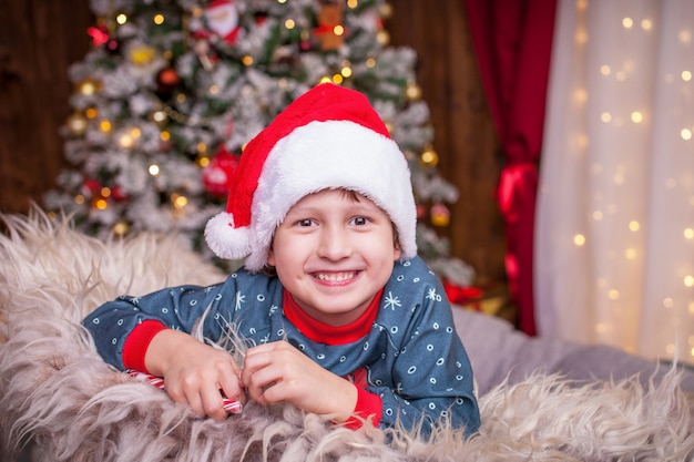 niño feliz en navidad