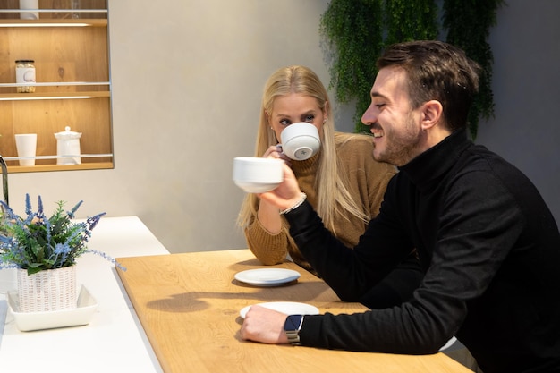 Niño feliz y niña desayunando en apartamentos