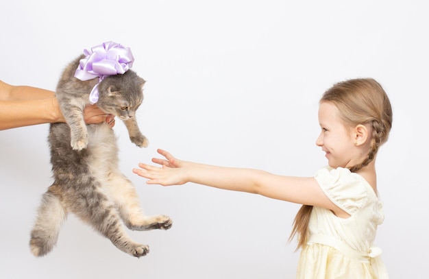 Niño feliz niña sosteniendo caja de regalo con gatito