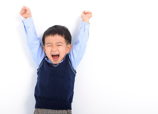 Niño feliz niño divirtiéndose sobre fondo blanco.