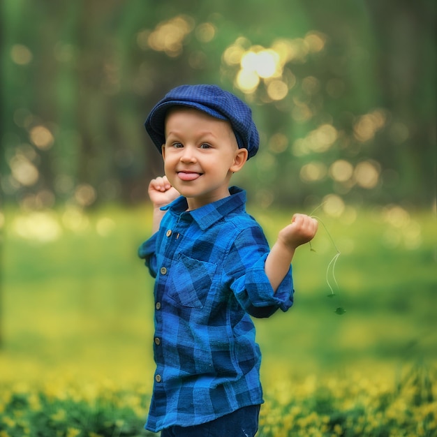 Niño feliz niño feliz explorando la naturaleza con lupa concepto de verano de niño y naturaleza