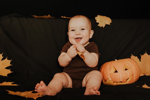 Niño feliz niño riendo con calabaza de Halloween Jack