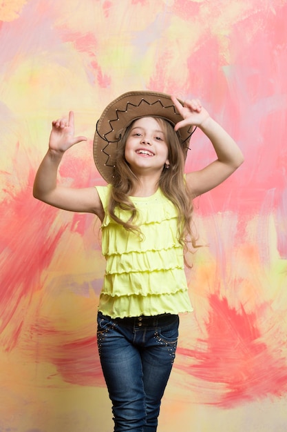 Niño feliz o niña sonriente con sombrero de vaquero