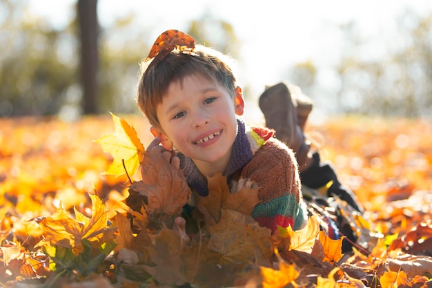 Niño feliz en el parque otoño