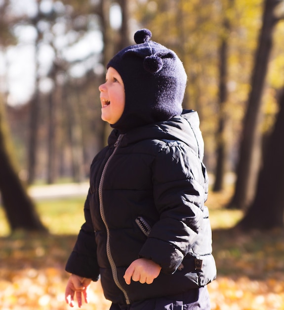 Niño feliz en un parque