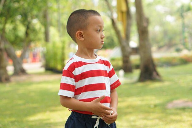 Niño feliz en el parque