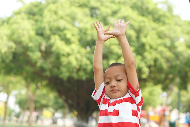 Niño feliz en el parque