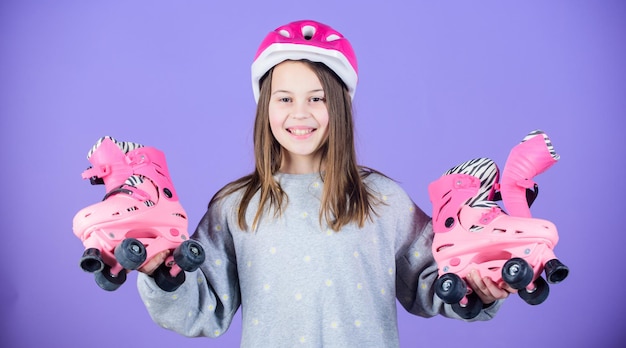 Niño feliz con patines Estilo libre Éxito deportivo Niña Fitness salud y carrera de energía entrenamiento de niña adolescente Patinaje sobre ruedas Actividad infantil feliz chica de moda feliz de rodar