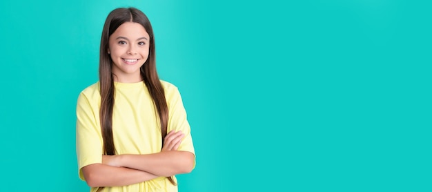 Niño feliz con el pelo largo, manos cruzadas, belleza y moda, modelo de moda femenina, cara de niño, cartel horizontal, adolescente, niña, aislado, retrato, bandera, con, espacio de copia