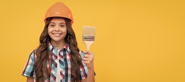 Niño feliz con el pelo rizado en casco de construcción mantenga pintura pincel pintor Constructor de niños