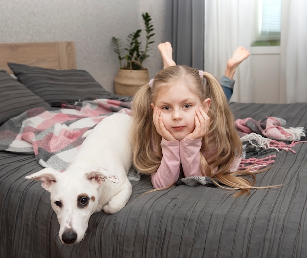 Niño feliz con perro