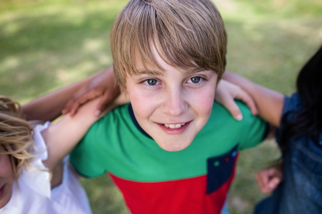 Niño feliz de pie en el parque