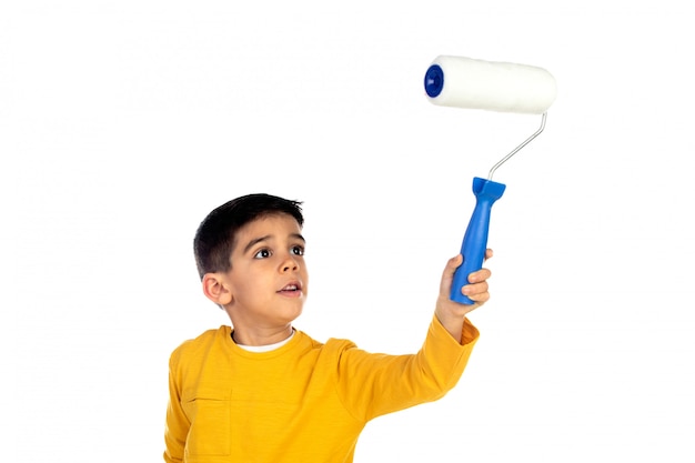 Niño feliz pintando con un rodillo