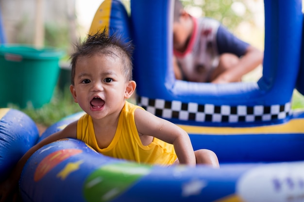 Niño feliz con piscina para niños