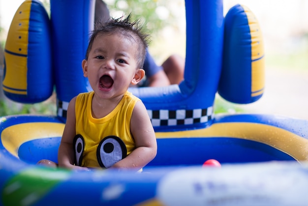 Niño feliz con piscina para niños