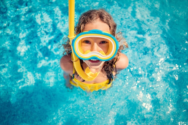 Niño feliz en la piscina. Retrato de vista superior