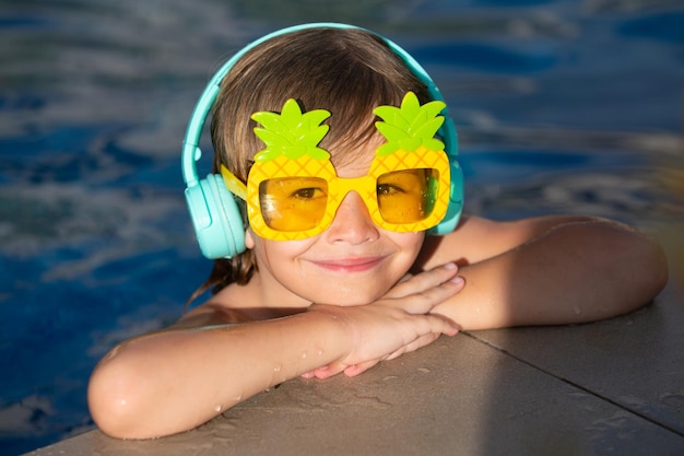 Niño feliz en la piscina sonrisa relajarse cara niño nadador divertirse actividad diversión cara de niño