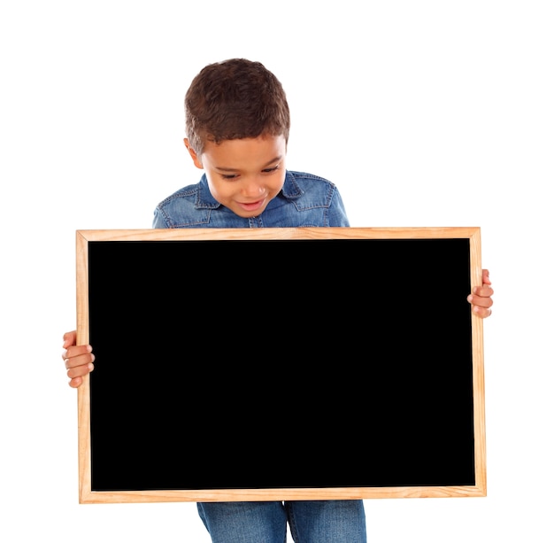 Niño feliz con una pizarra en blanco