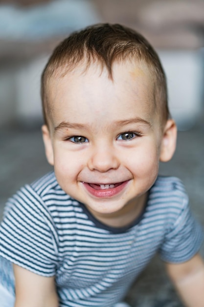 Foto un niño feliz posa con una sonrisa brillante para la cámara un niño pequeño que está sonriendo para la cámara