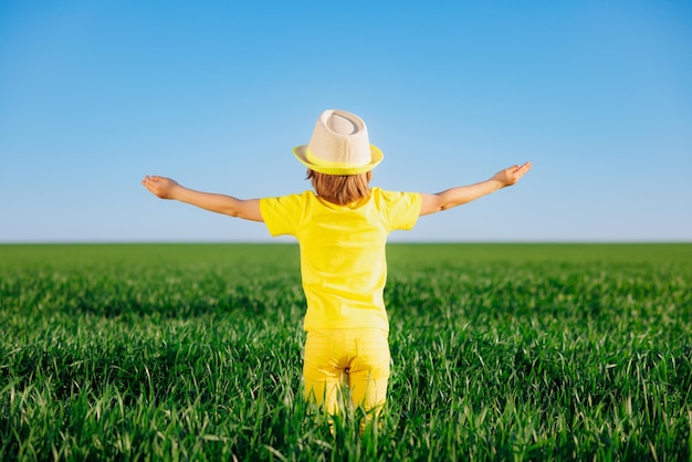 Niño feliz en primavera al aire libre