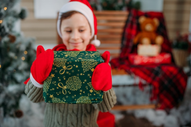 Niño feliz recibiendo un regalo para Navidad