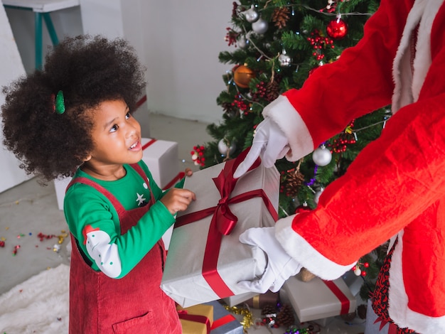 Niño feliz de recibir regalos de Santa Claus