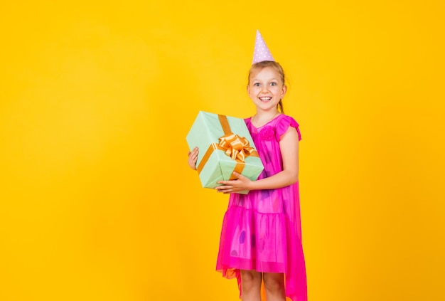 Niño feliz con regalos de fiesta para vacaciones, cumpleaños.