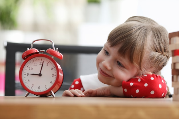 Niño feliz con reloj