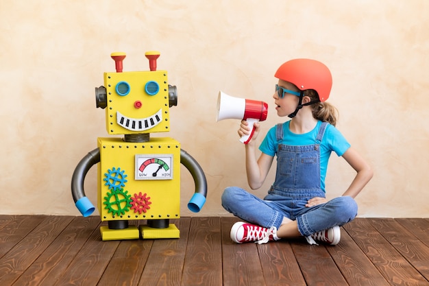 Foto niño feliz con robot de juguete