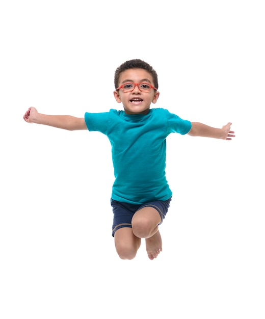 Niño feliz saltando en el aire