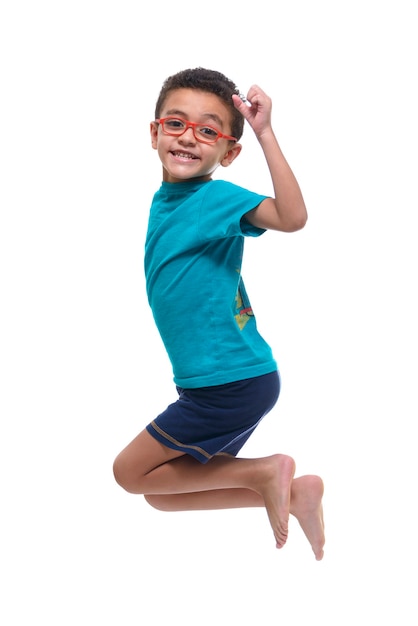 Foto niño feliz saltando en el aire