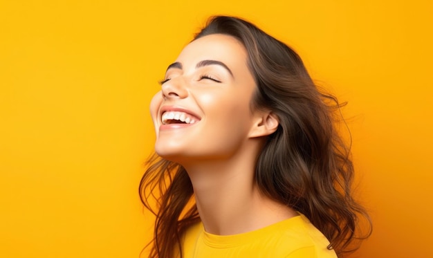 Niño feliz sobre un fondo amarillo brillante