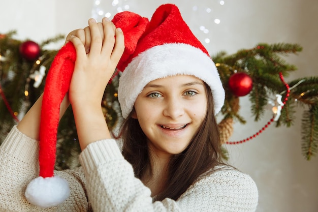 niño feliz con sombrero de navidad