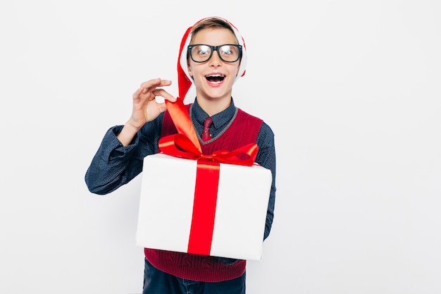 Foto niño feliz con un sombrero rojo de santa