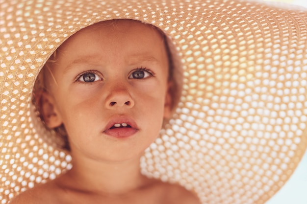 Niño feliz en el sombrero srtaw.