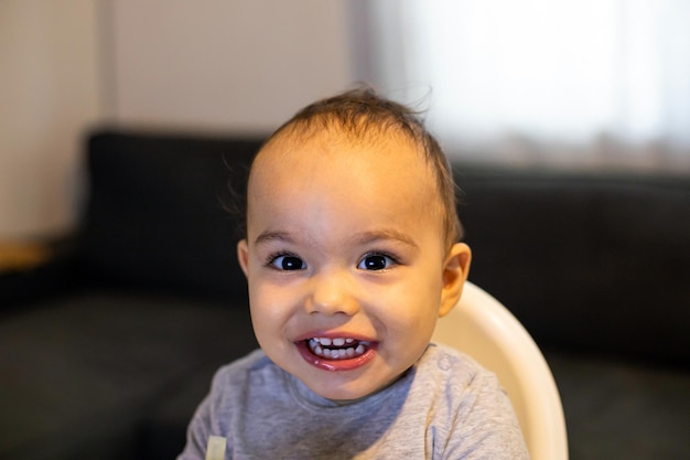 Niño feliz sonriendo con dientes mirando a la cámara