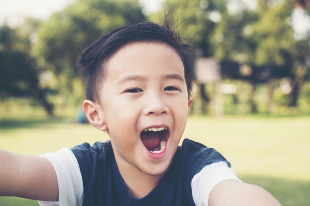 niño feliz sonriendo en el parque