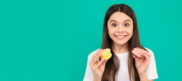 Niño feliz sostenga macaron francés o galletas macaron macaron Niño adolescente con dulces cartel banner encabezado copia espacio