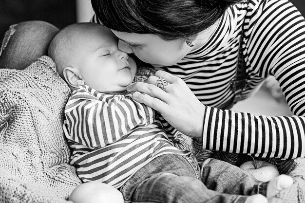 Niño feliz con su madre cara a cara